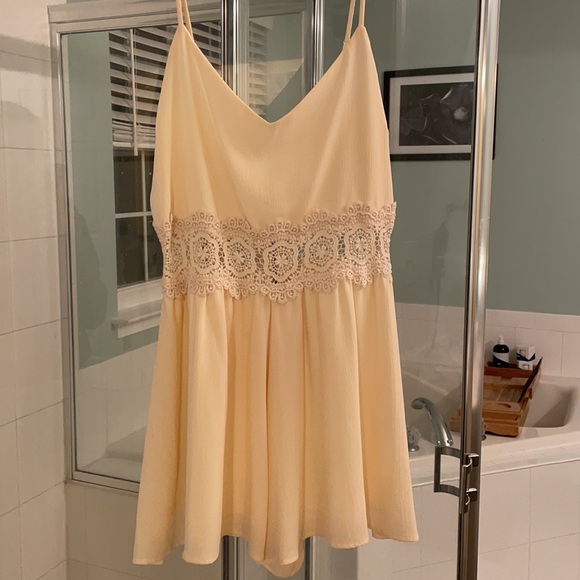 Cream Romper with Lace - Picture 6 of 6